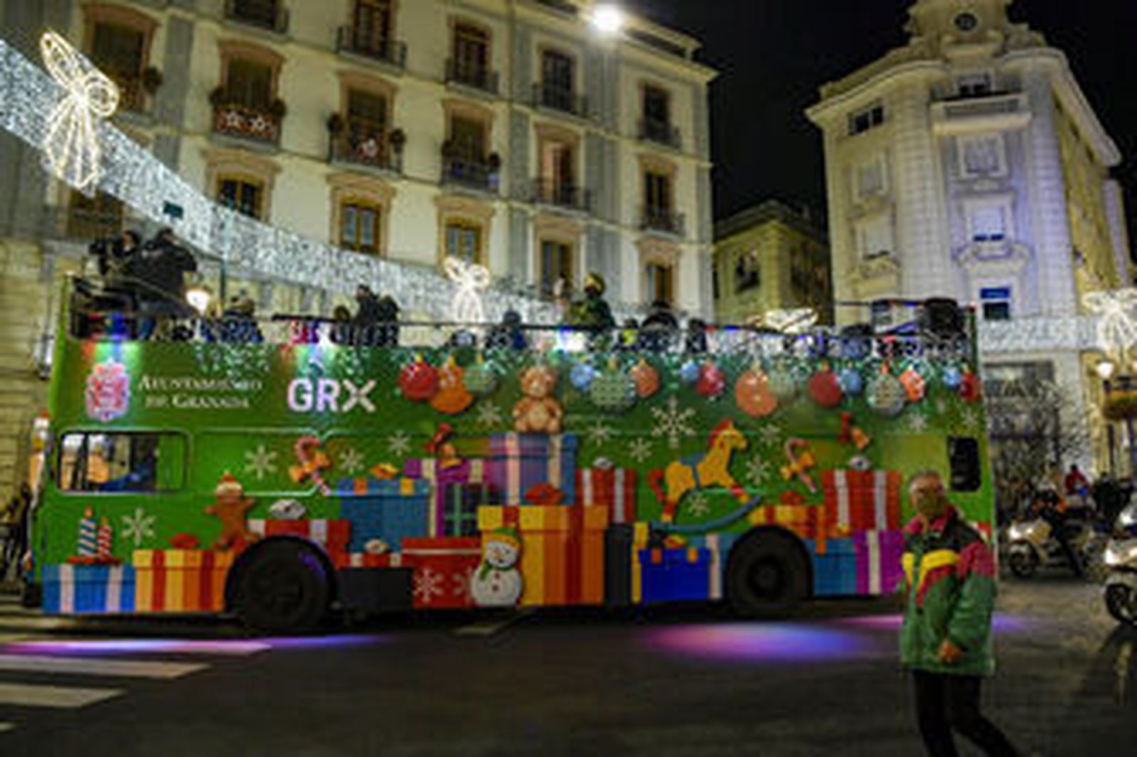 Fotos: así ha sido el recorrido en autobús de los Reyes Magos por Granada
