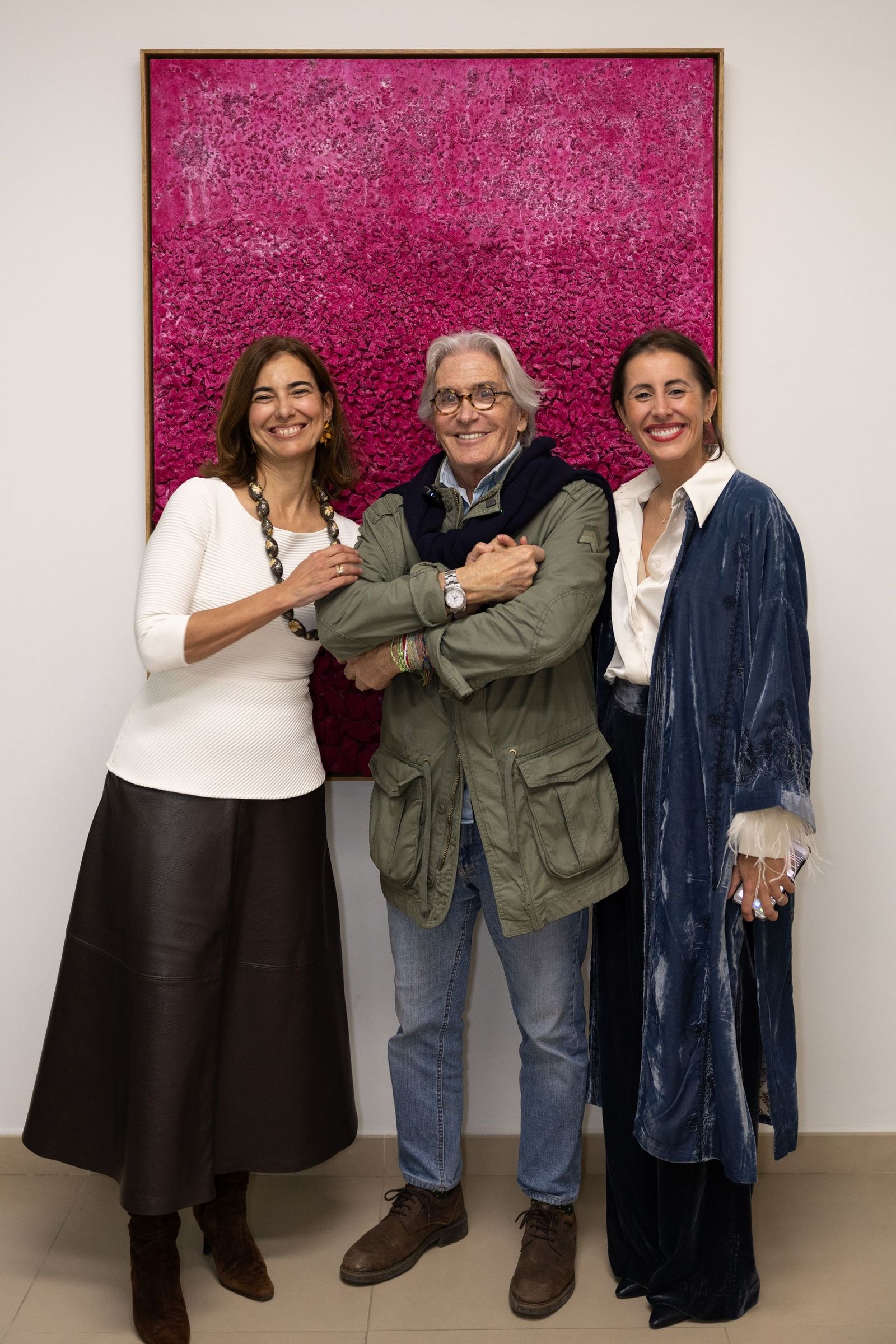 El artista con responsables del centro sanitario en la apertura de la exposición.