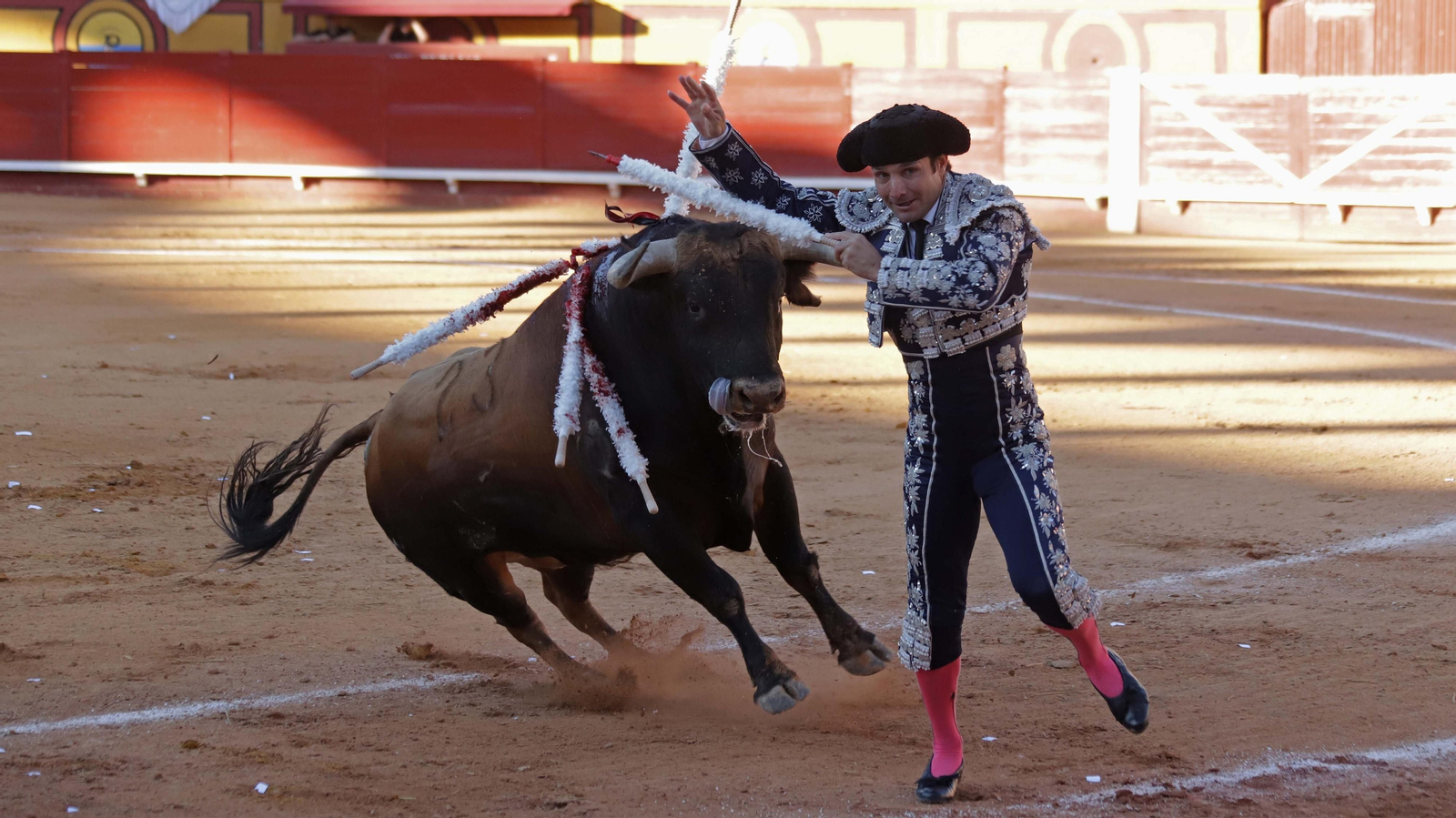 Fotos de la corrida del viernes de la Feria Taurina de Algeciras: El Juli, Juan Ortega y Roca Rey