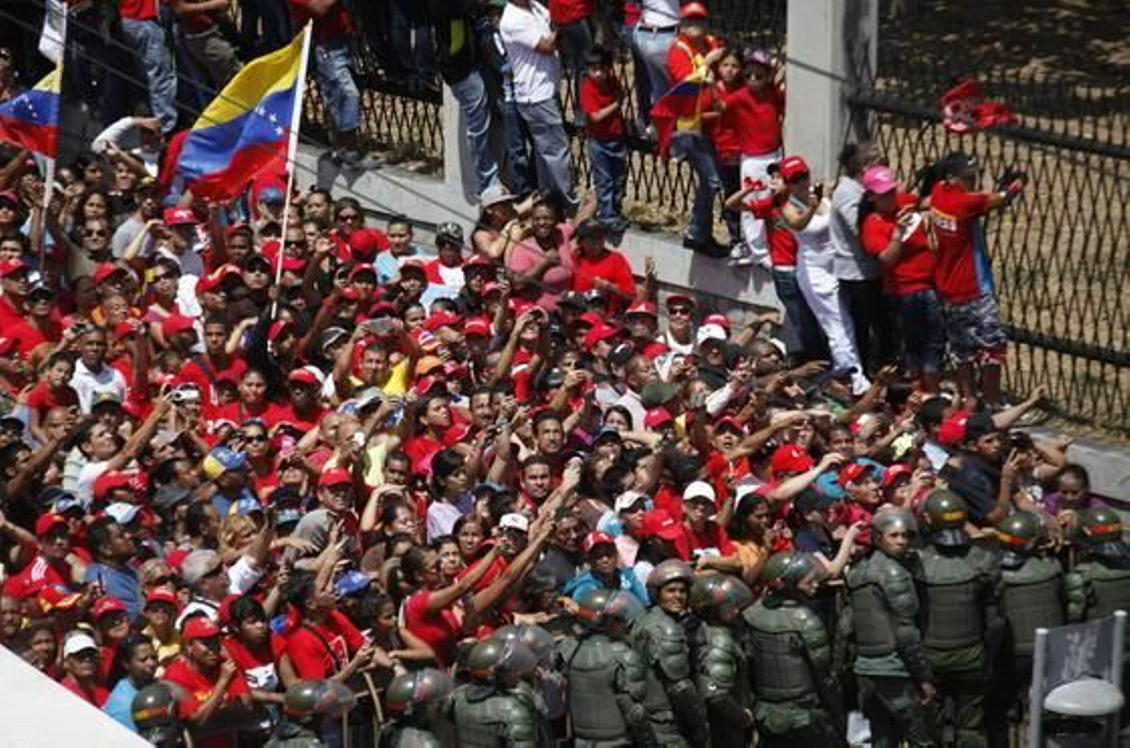 Multitudinario traslado del féretro de Chávez por las calles de Caracas.

Foto: Efe