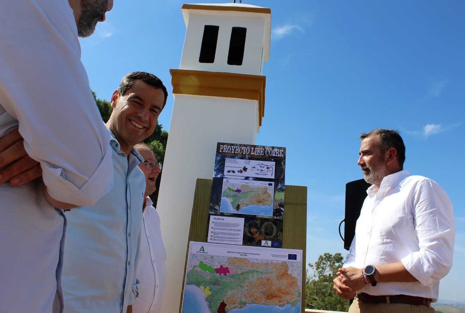 El presidente de la Junta junto al regidor alcalaíno y el consejero de Medio Ambiente.