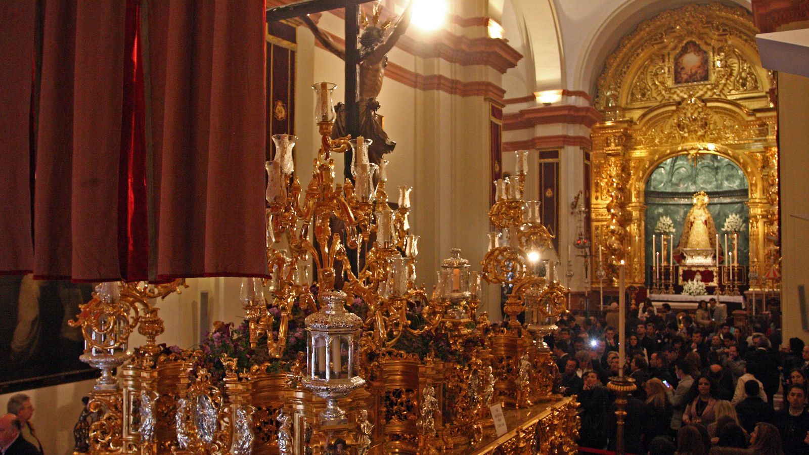 El paso del Cristo del Cachorro frente a la Virgen del Patrocinio.