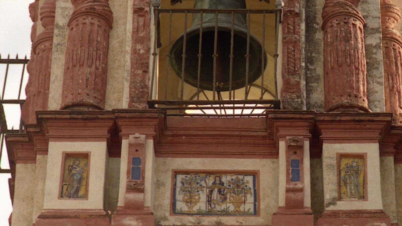 Azulejo de Santa Brígida en la torre de la Parroquia de la O