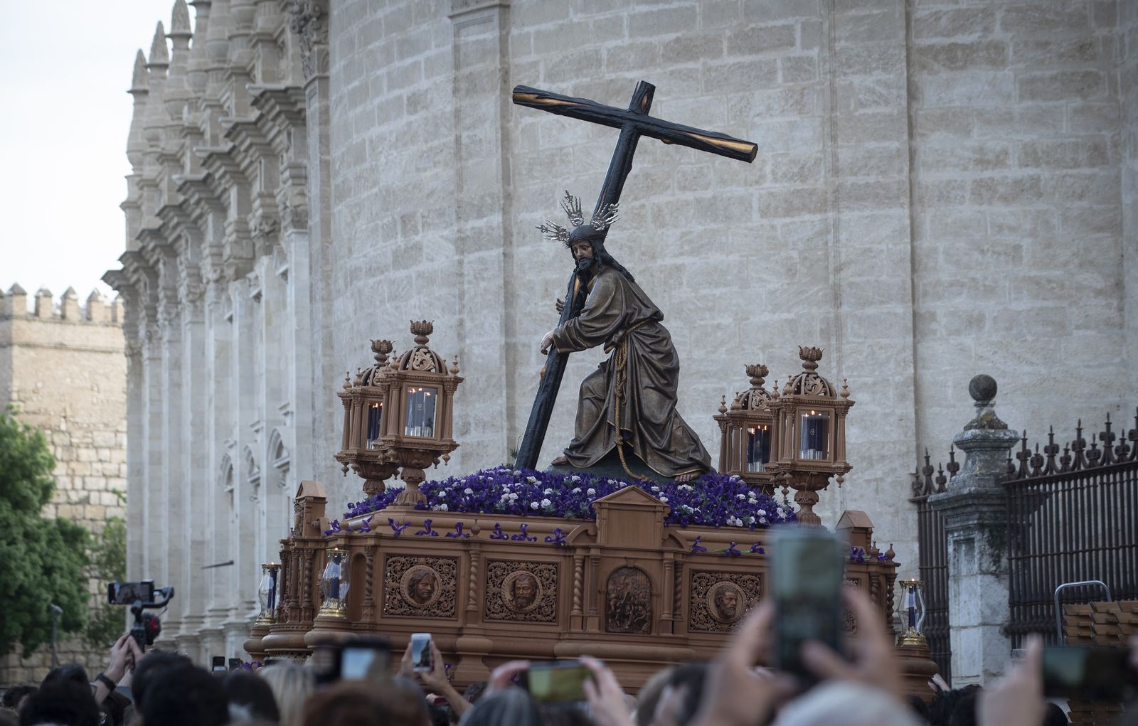 La procesión del Cristo de la Corona, en imágenes