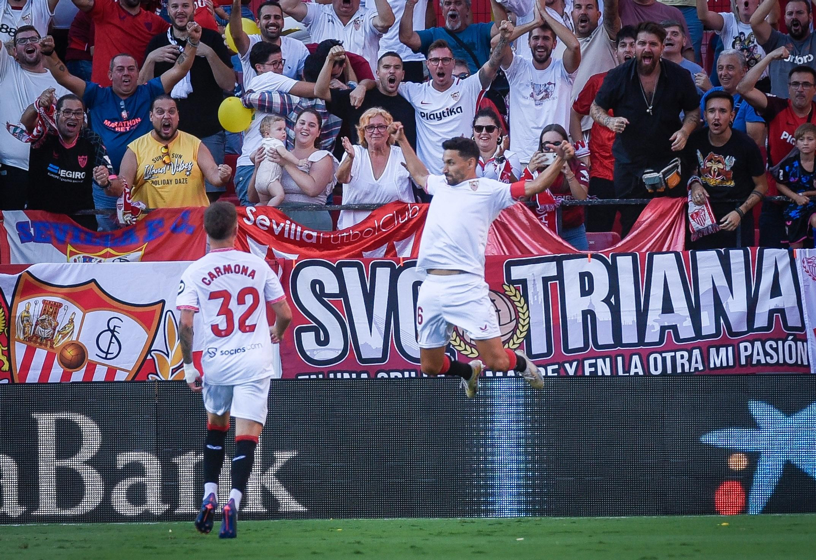Jesús Navas flota en el aire, ante José Ángel Carmona, tras su importantísimo gol.