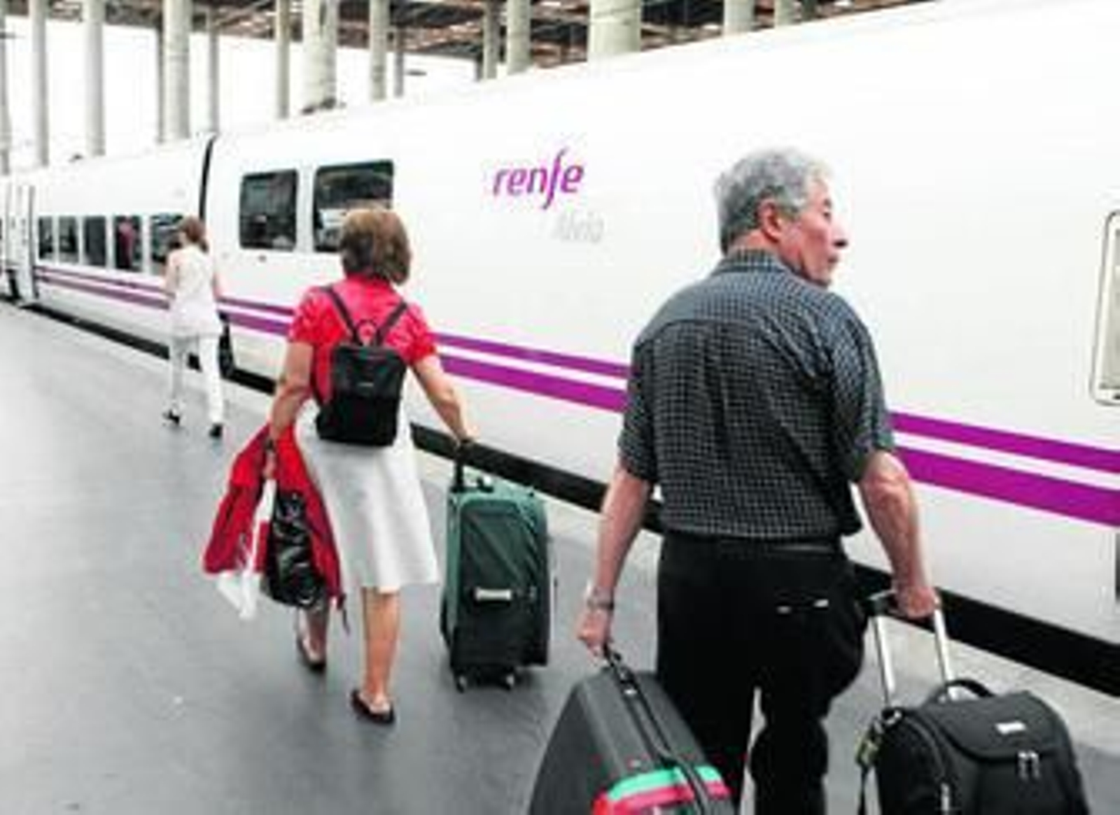Un tren Alvia en Puerta de Atocha (Madrid), a punto de salir hacia Huelva.
