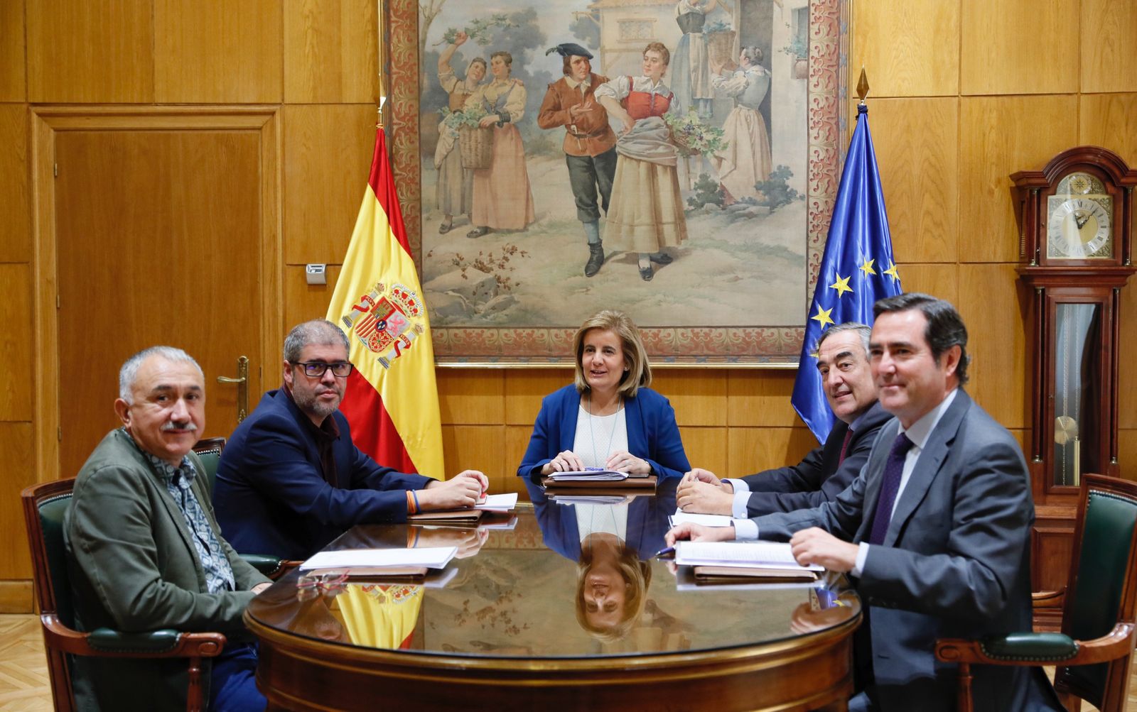 La ministra de Empleo, Fátima Báñez, en la reunión con Unai Sordo (CCOO), Pepe Álvarez (UGT), Juan Rosell (CEOE) y Antonio Garamendi (Cepyme), ayer.