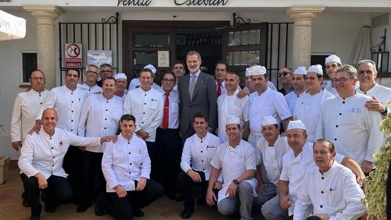 El rey Felipe VI posa con los empleados de la Venta Esteban.