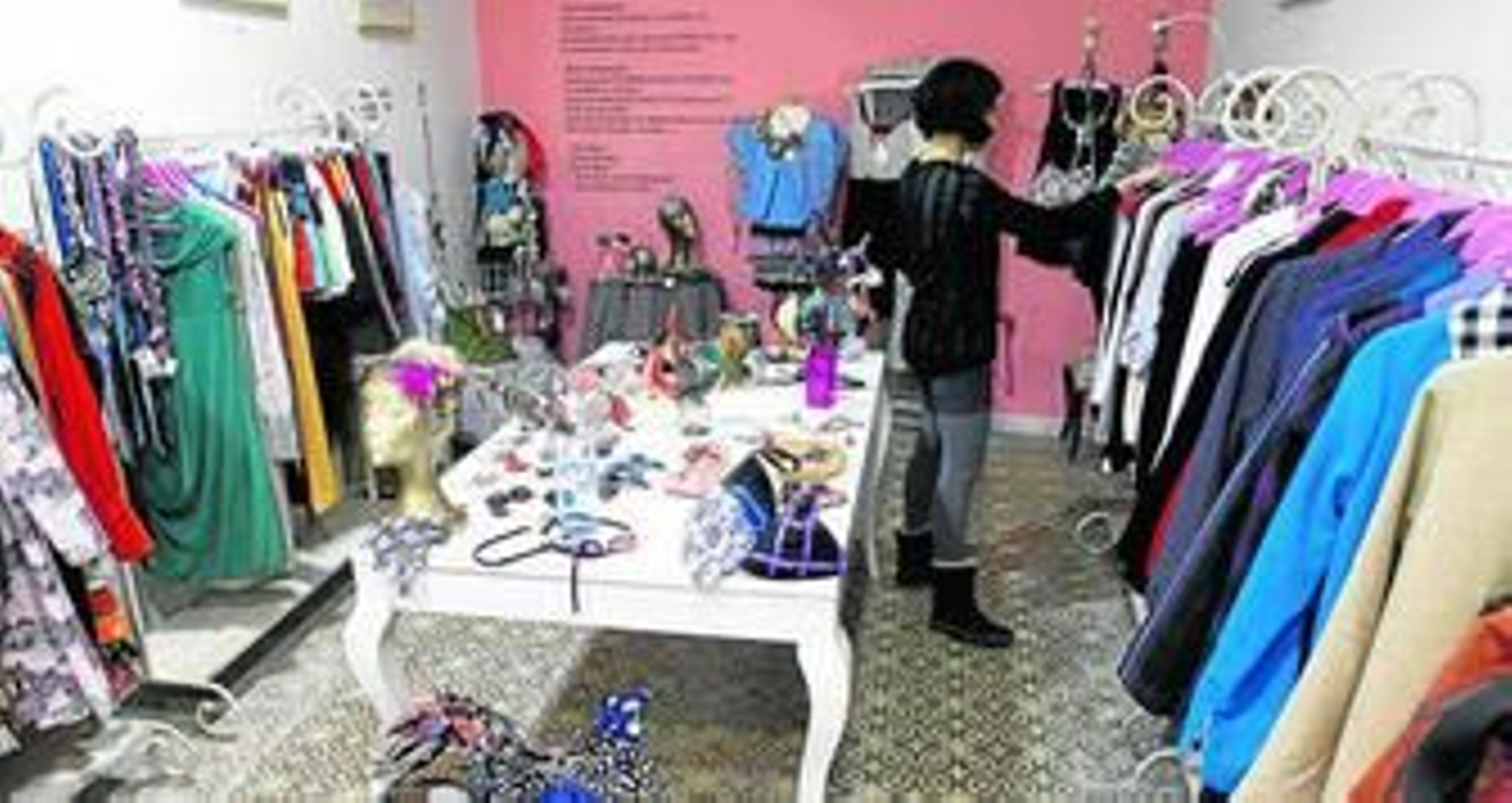En La Seta Coqueta las propuestas en moda y complementos de diseñadores y artesanos conviven con las exposiciones de arte.