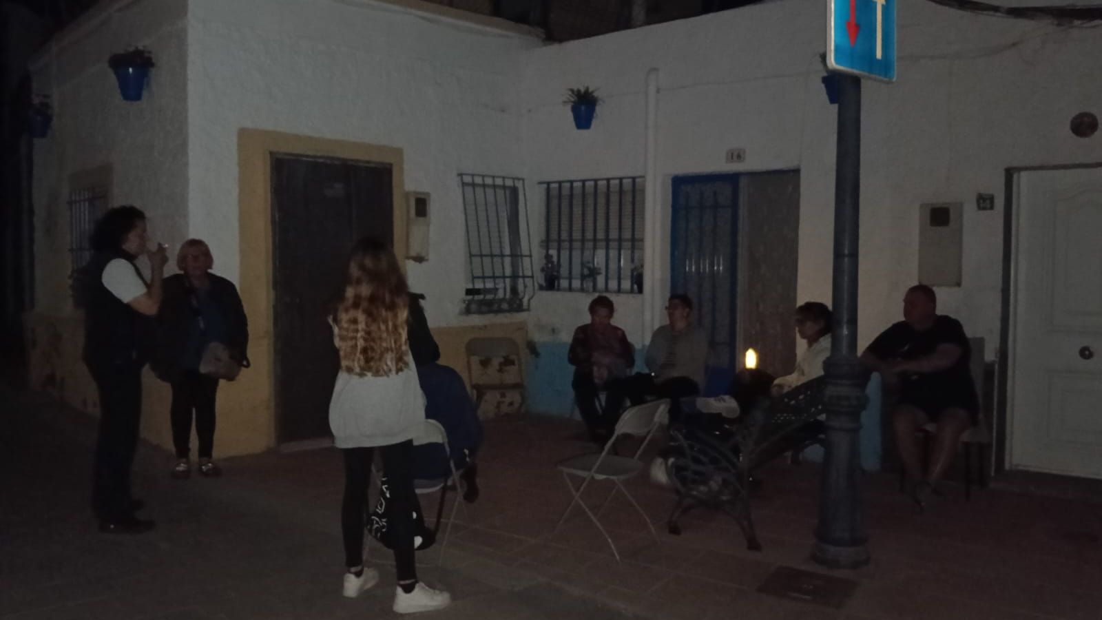 Si no hay luz, siempre estarán los vecinos.