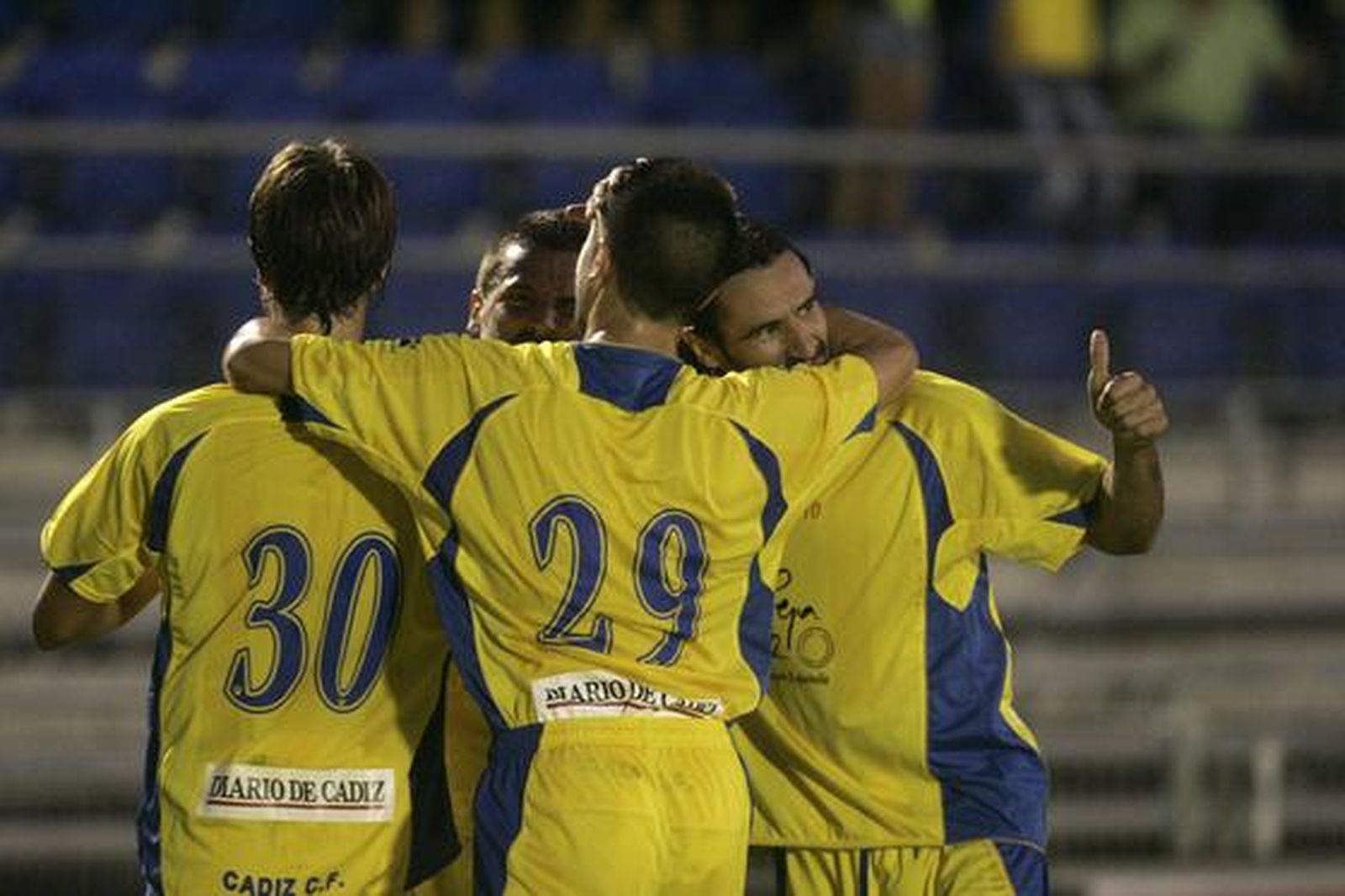 LOs jugadores cadistas abrazan al extremo catalán tras su gol. 

Foto: Jesus Marin