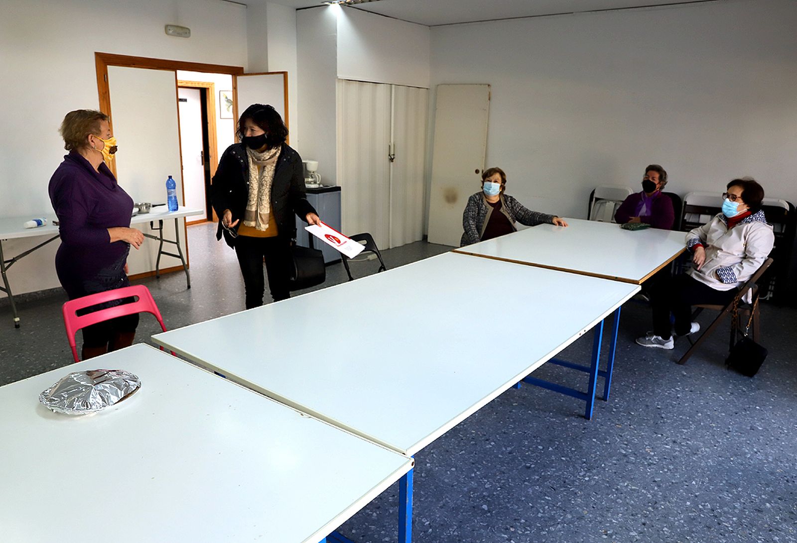 Un instante de la reunión entre la delegada de Igualdad y la asociación de mujeres Nuevos Aires.