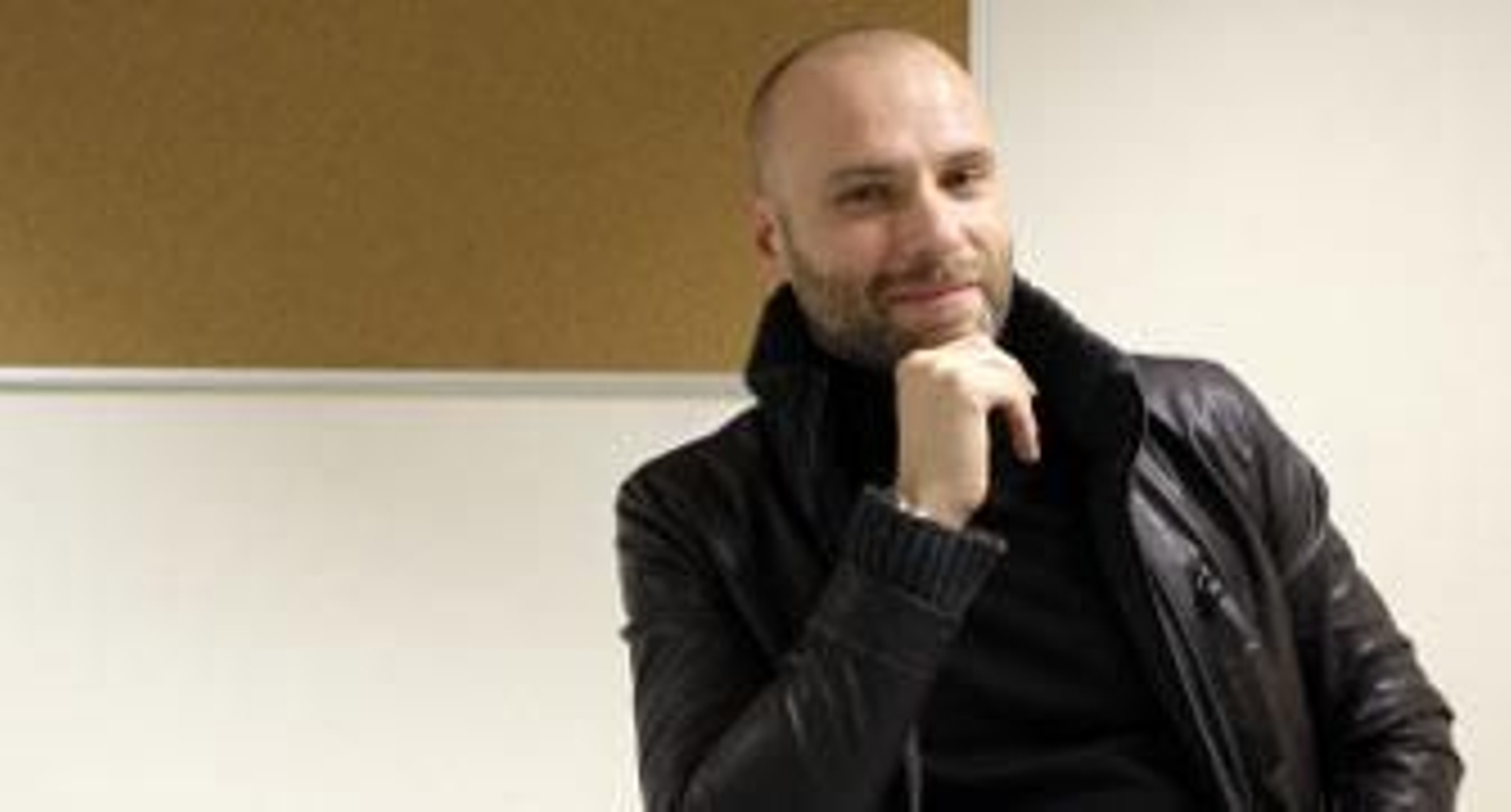 Francisco Javier Almarza, en la redacción de Diario de Sevilla, con su libro sobre aviones. / Juan Carlos Muñoz