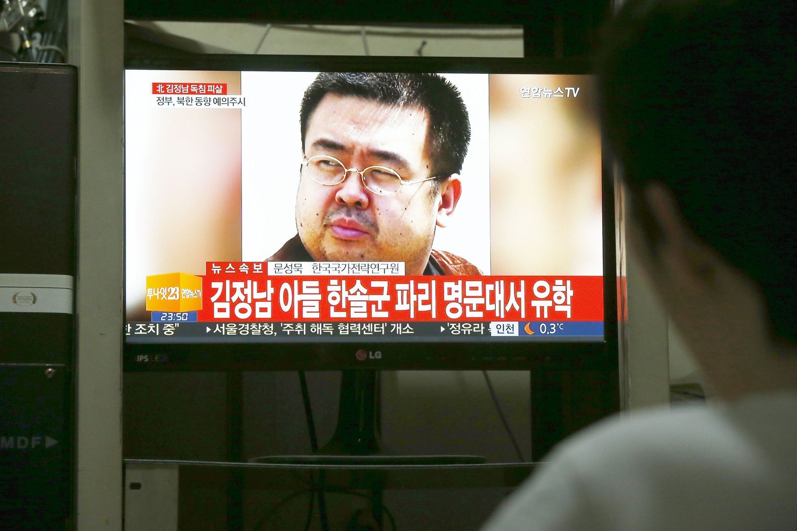 Un hombre observaba ayer en un canal surcoreano la noticia del asesinato del hermano de Kim Jong-un.