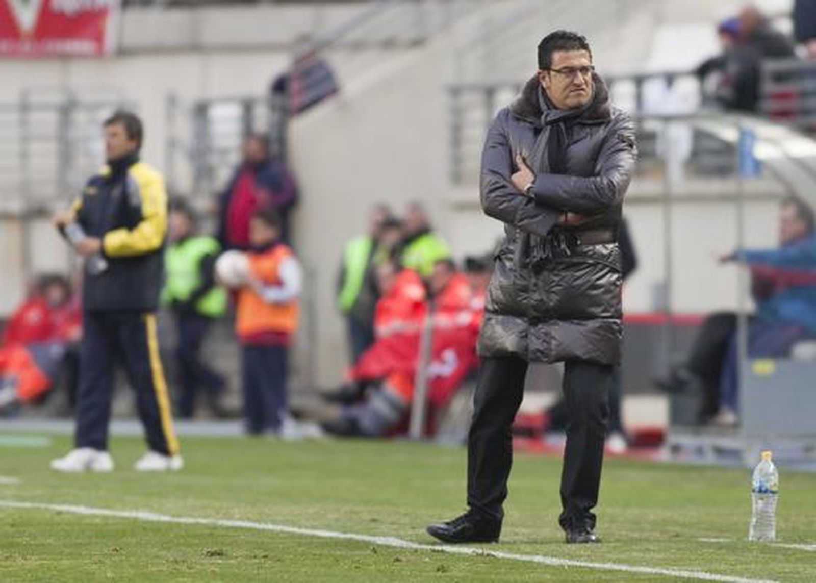 Iñaki Alonso, con gesto contrariado, y Jose González al fondo. 

Foto: LOF