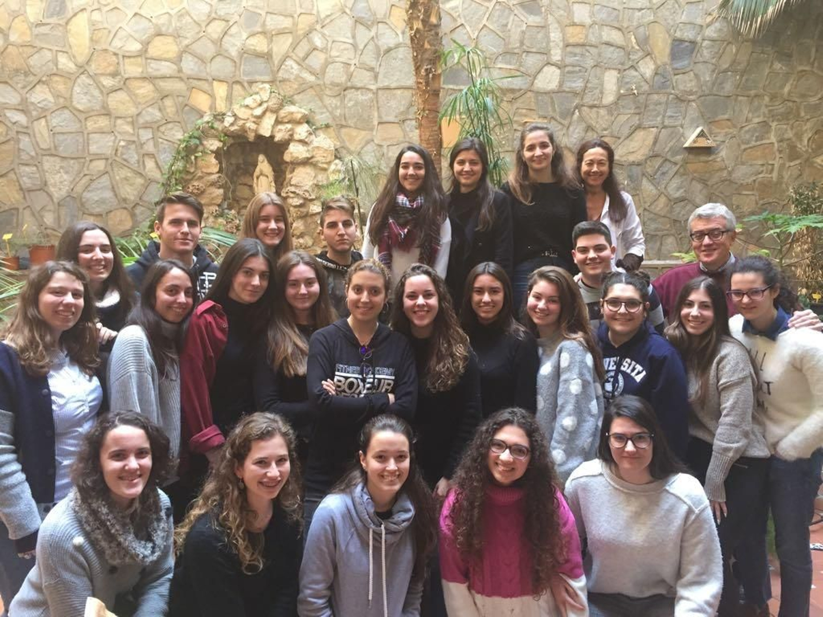 Con alumnos de su colegio en un viaje a Estrasburgo.