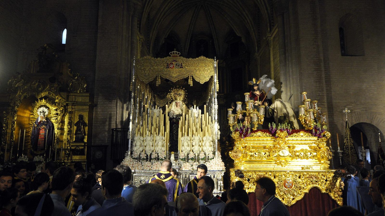 Los dos pasos de la Hermandad de San Esteban en el interior de su iglesia.