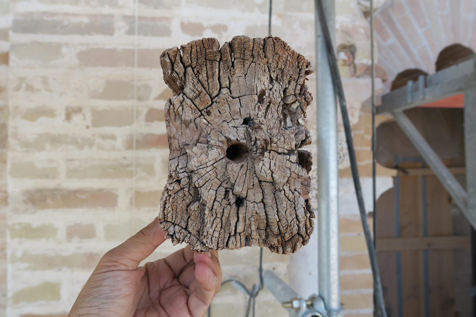 Restos de maderas hallados en la cara este.