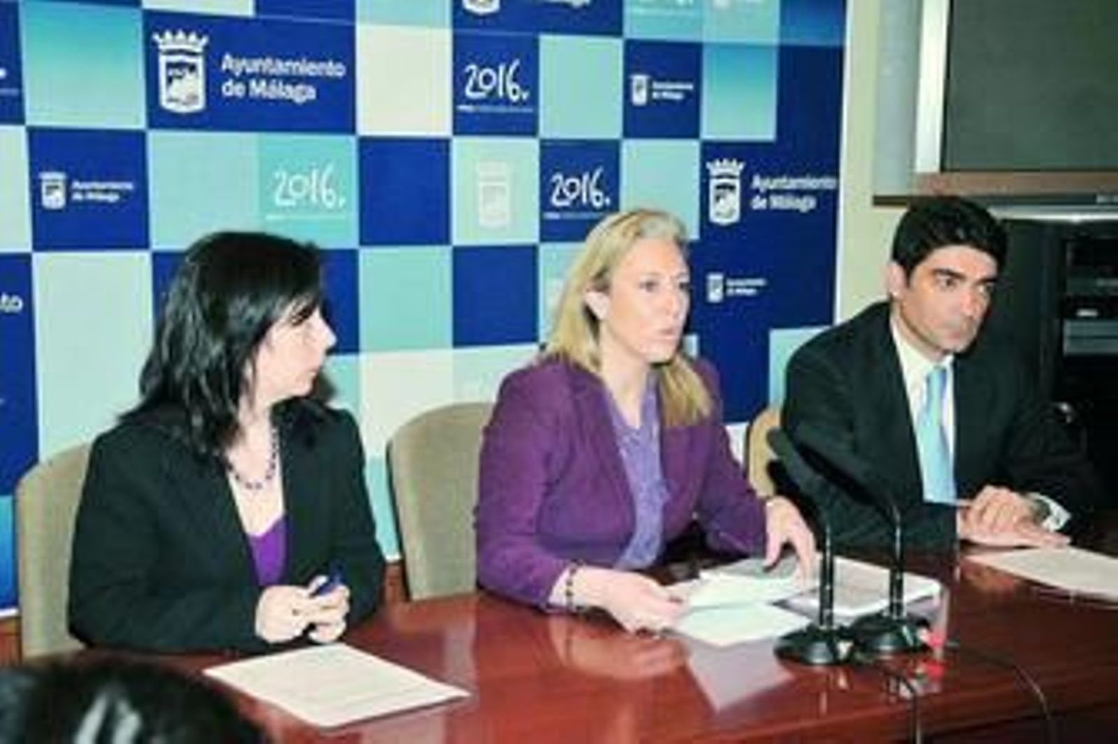 Javier Ferrer, coordinador gerente del Ayuntamiento, junto a Carolina España, concejal de Economía.