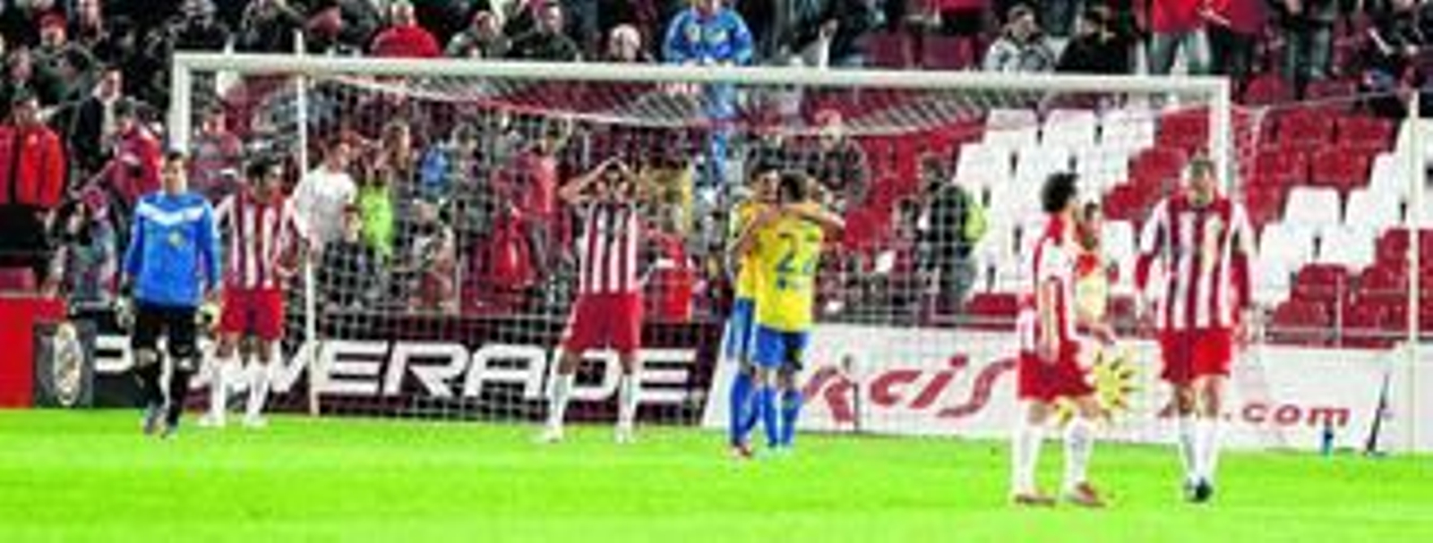 Los rojiblancos bajan los brazos mientras sus rivales de Las Palmas festejan el 2-3 in extremis del pasado sábado noche.