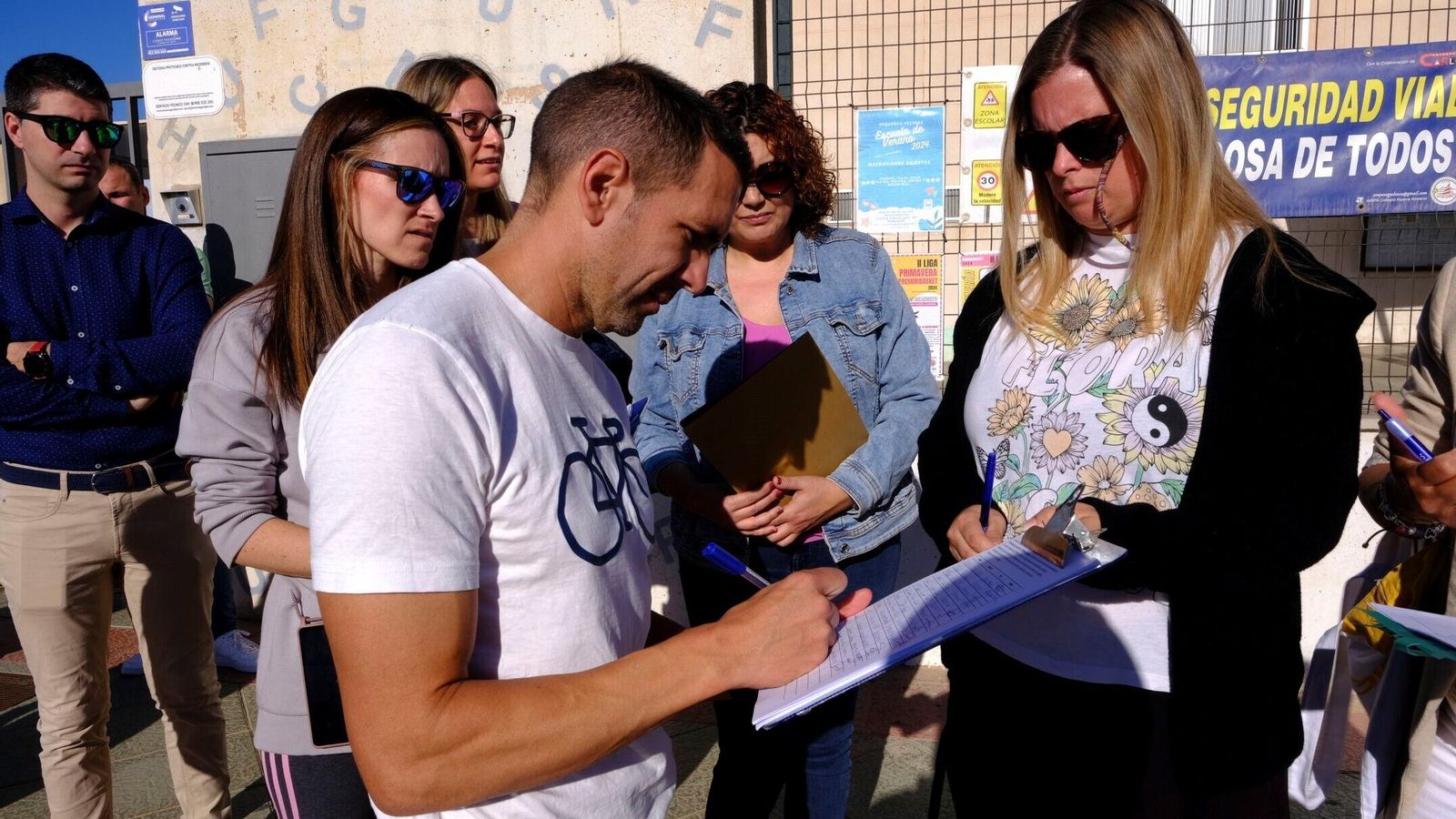 Los padres del CEIP Nueva Almería firmaron ayer de forma presencial a la entrada y salida del colegio.