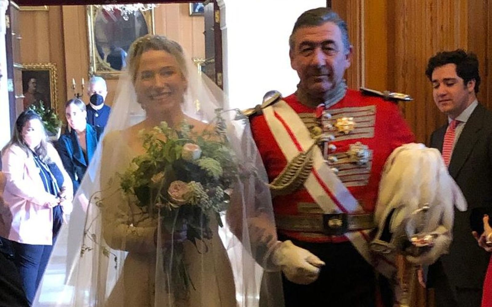 La novia Pilar de León Morenés con su padre, Santiago de León Domecq.