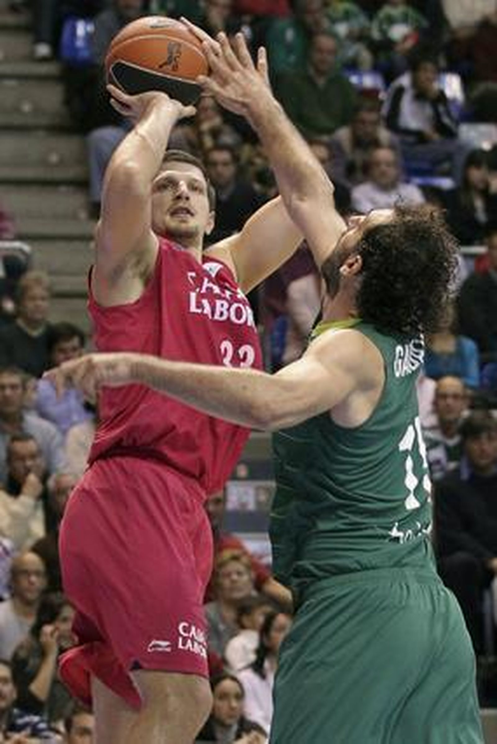 Garbajosa trata de taponar a Teletovic. / EFE