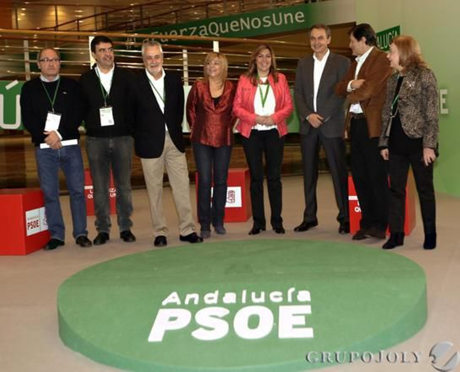 La presidenta de la Junta y nueva líder del PSOE-A, Susana Díaz (4-d), junto a José Antonio Griñán (3-i), José Luis Rodríguez Zapatero (3-d); la vicesecretaria nacional del partido, Elena Valenciano (4-i); el presidente del Principado de Asturias,Javier Fernández (2-d); el vicesecretario general del PSOE-A, Mario Jiménez (2-i); el secretario de Organización, Juan Cornejo (i), y la presidenta, Amparo Rubiales (d).

Foto: L. Rivas