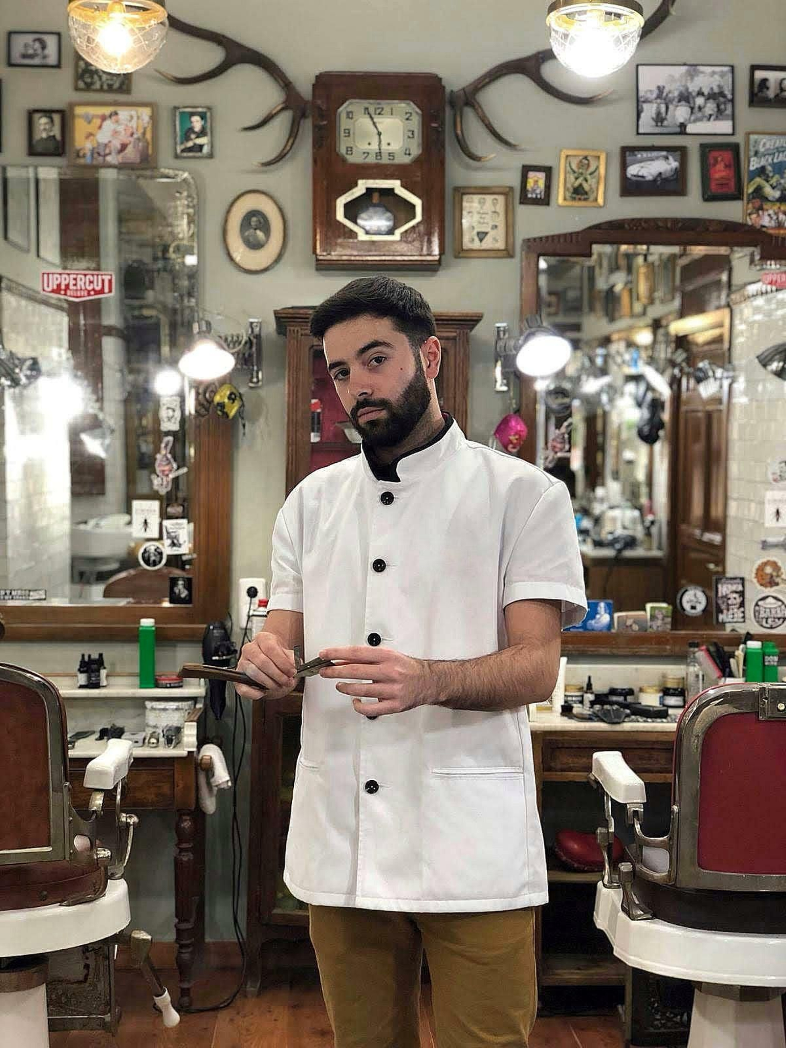 Alberto Morejón, en la Barbería Malayerba de Madrid durante su etapa en la capital.