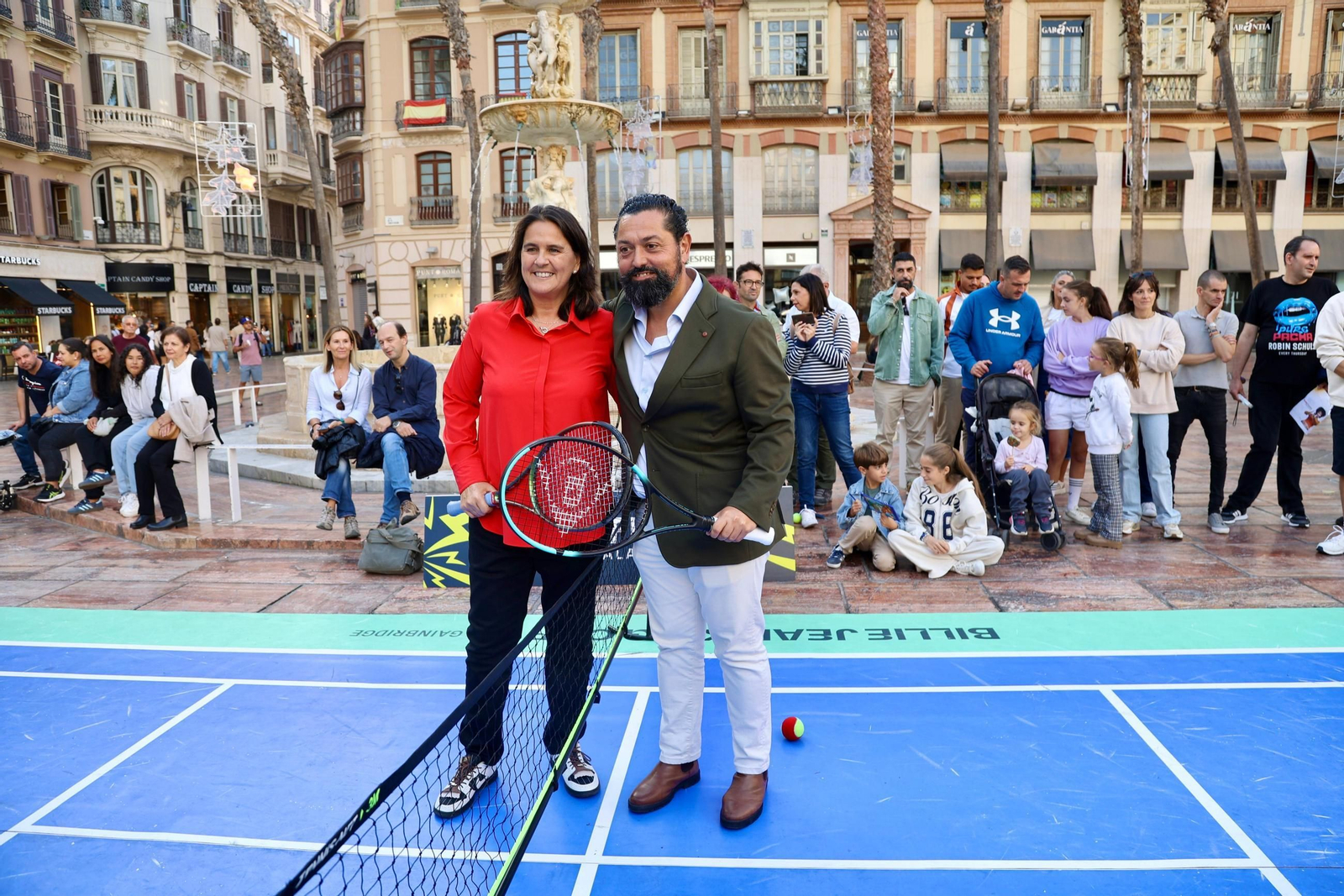 El alcalde De la Torre se anima a jugar con Conchita Martínez en la presentación de la BJKC