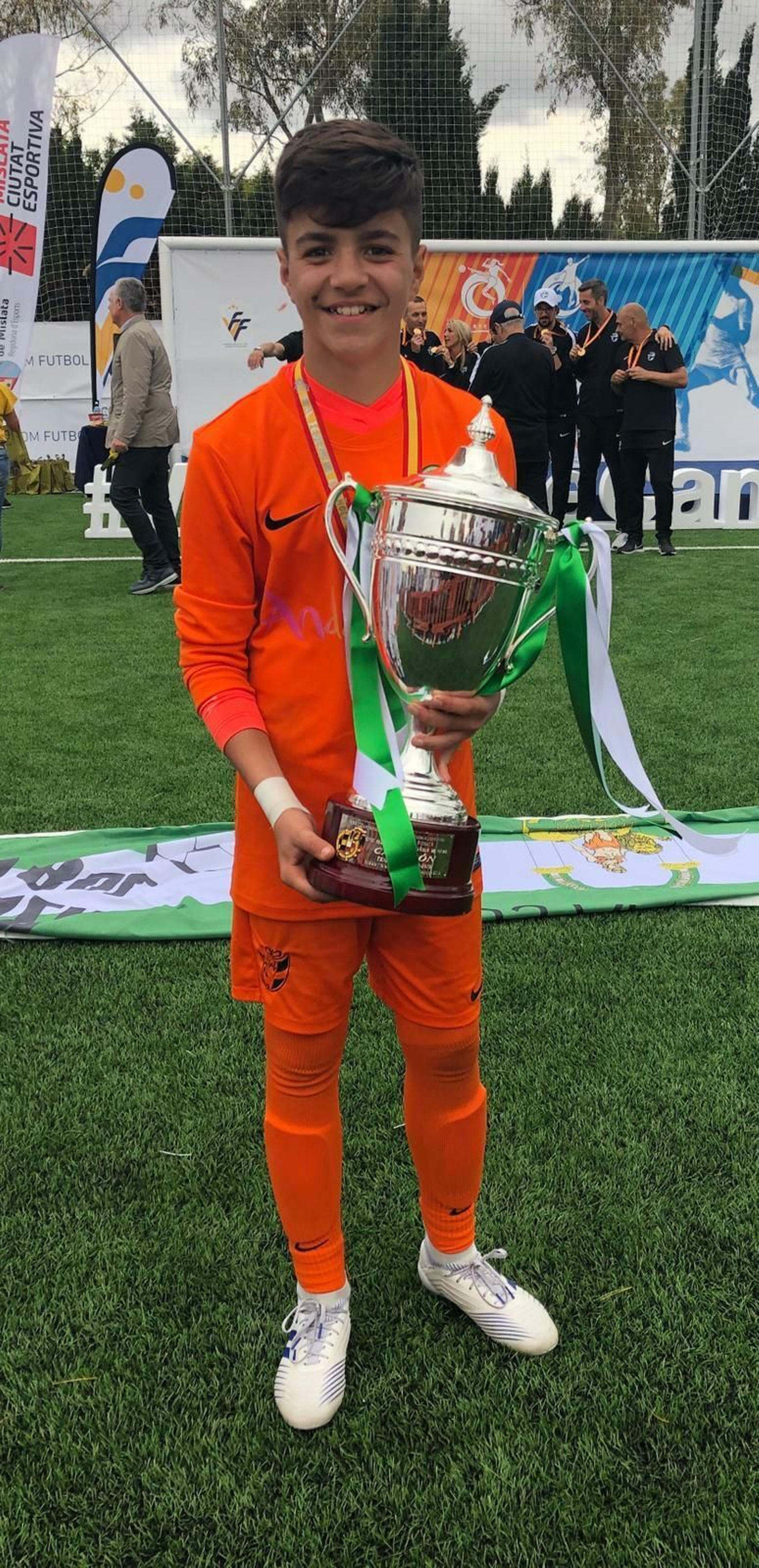 Diego Domínguez, con la copa de Campeón de España.
