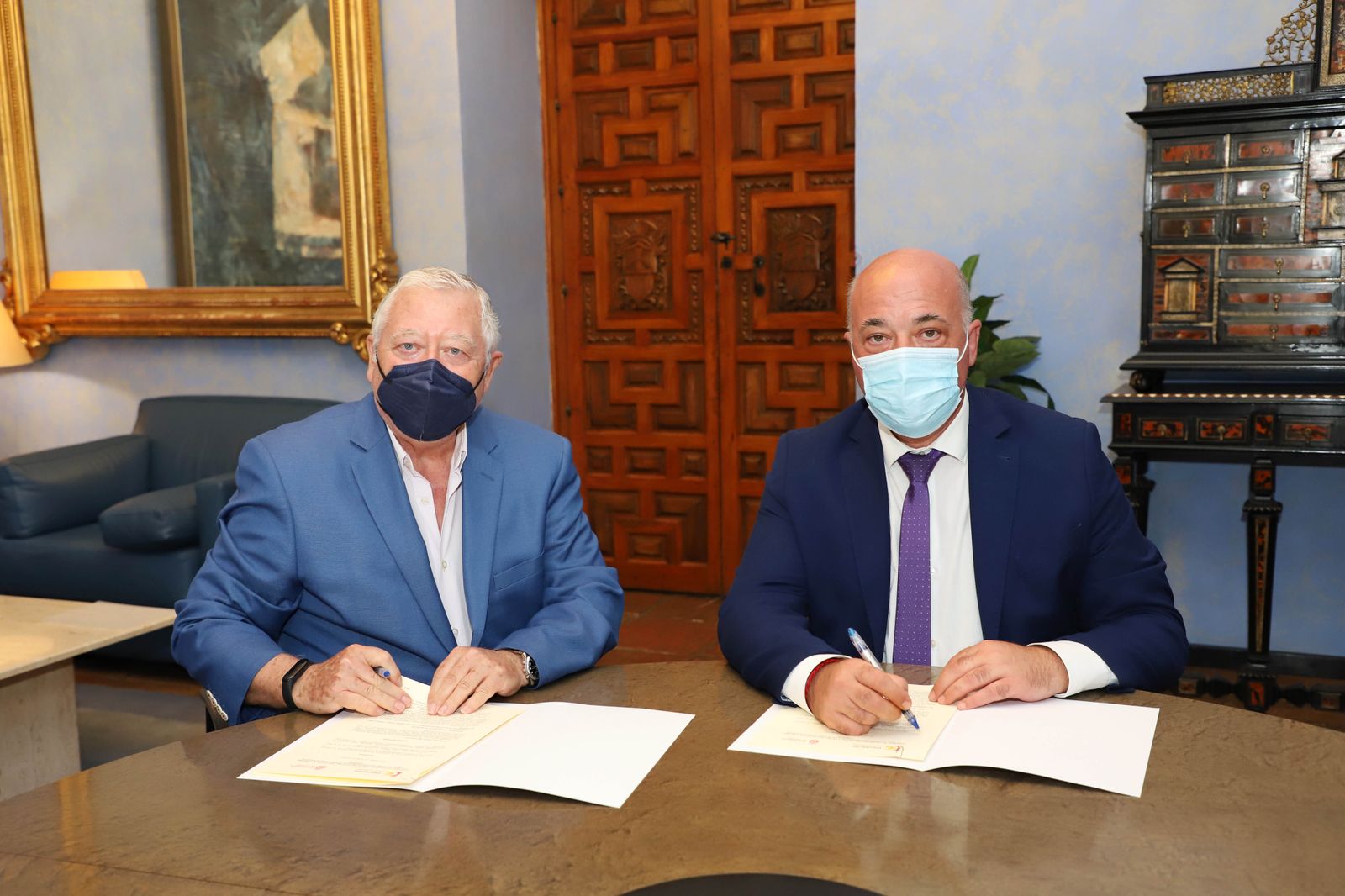 Firma de convenio entre la Diputación y la Real Academia de Córdoba.