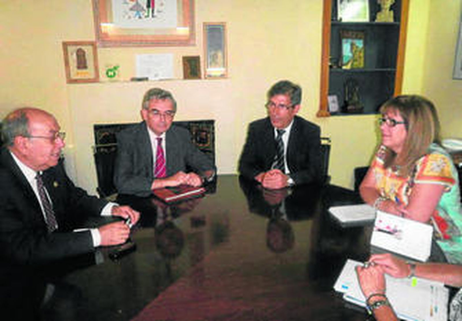 La delegada de Cultura con los representantes del Consejo.