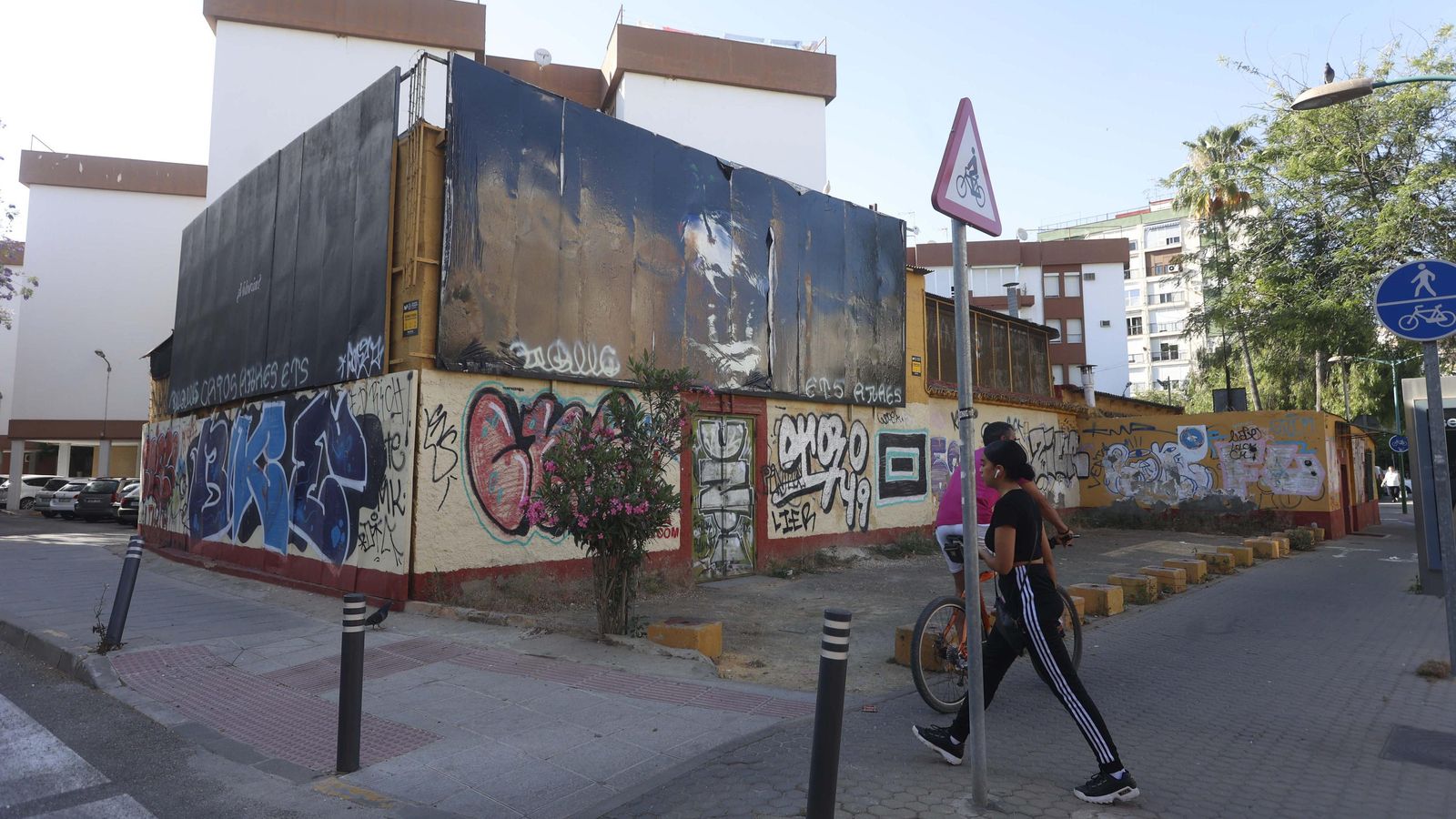 Otra perspectiva del antiguo ventorrillo en la que se puede ver su estado de ruina.