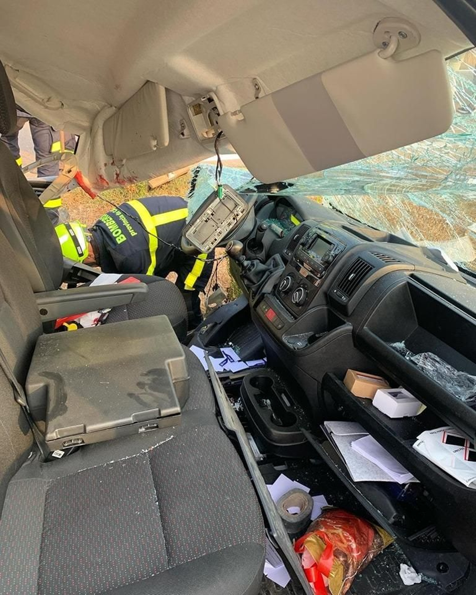 Interior de la furgoneta accidentada en la CA-3113 en el término municipal de Jerez