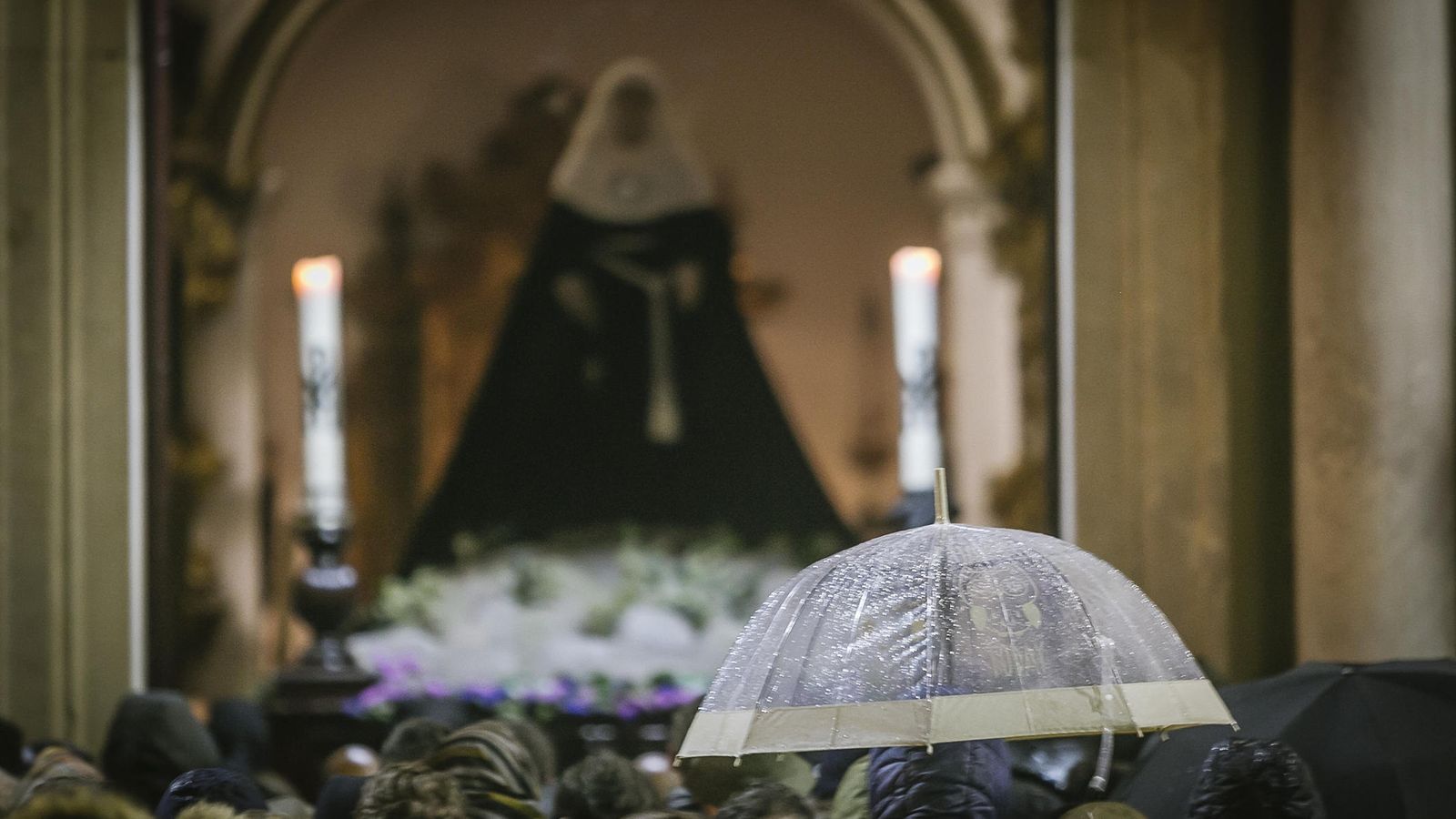 Paraguas ante la iglesia de Santiago el pasado Sábado Santo