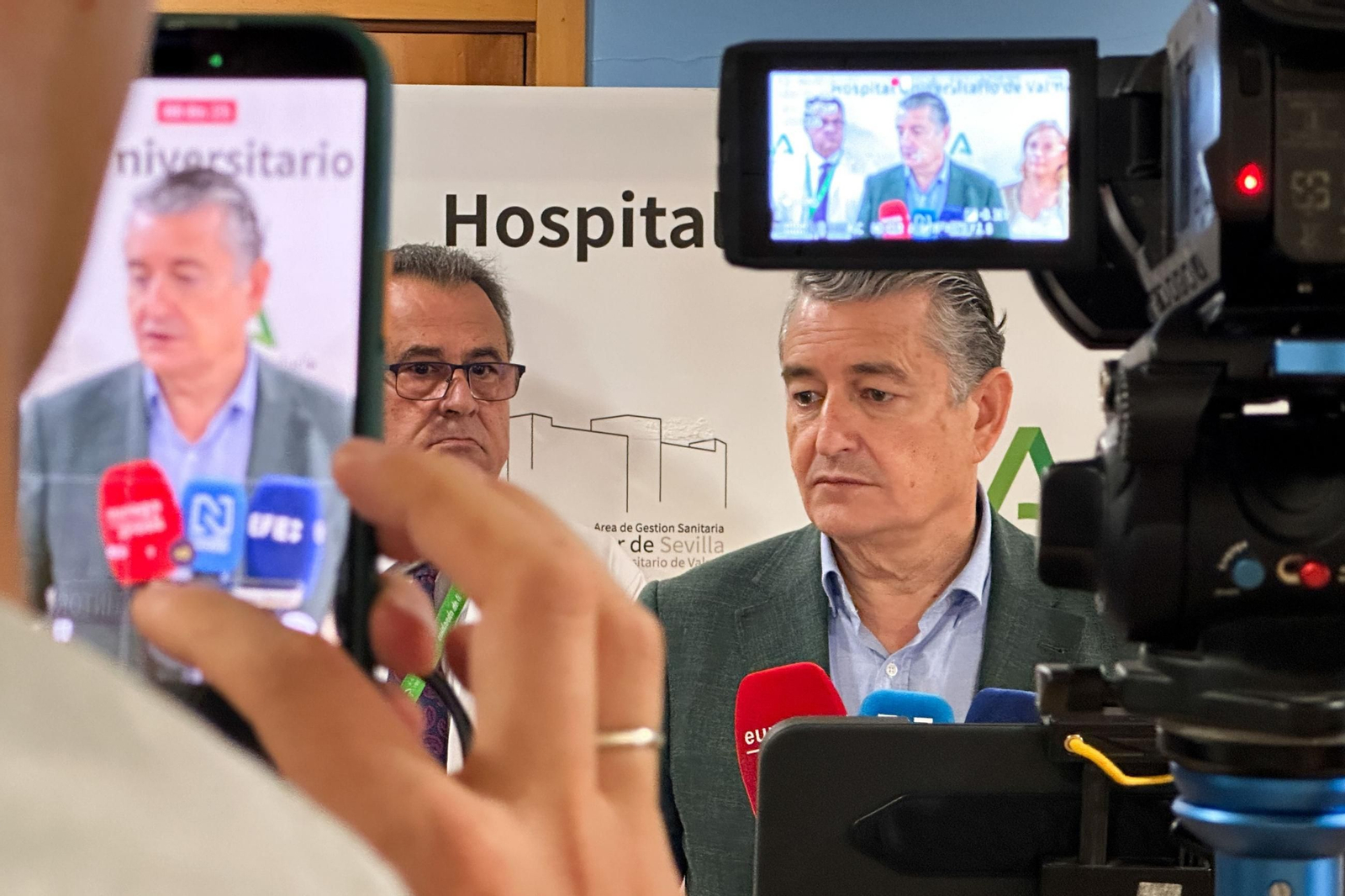 El nuevo consejero de Sanidad, Antonio Sanz, ayer en el hospital de Valme.