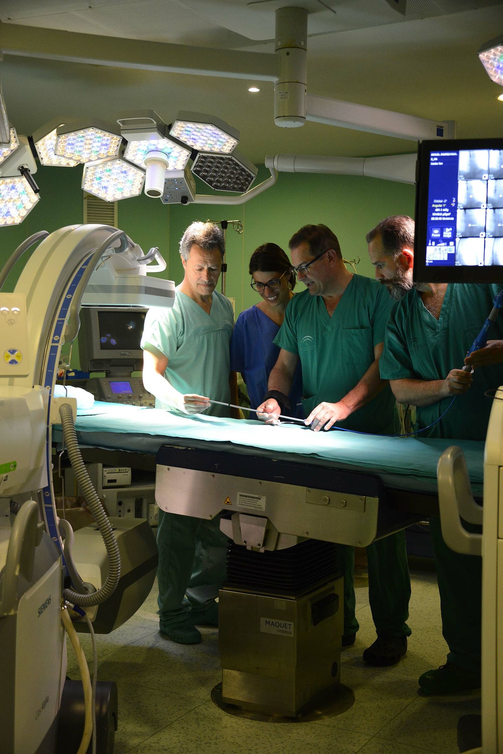 Varios profesionales del SAS en un hospital de Cádiz.