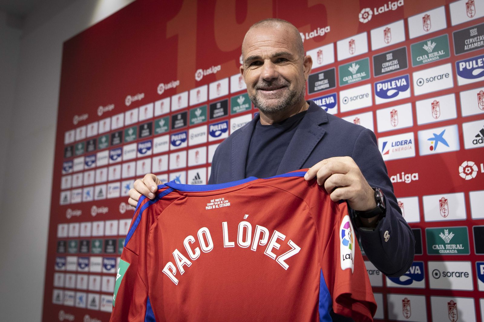 Paco López posa con la camiseta del Granada CF.