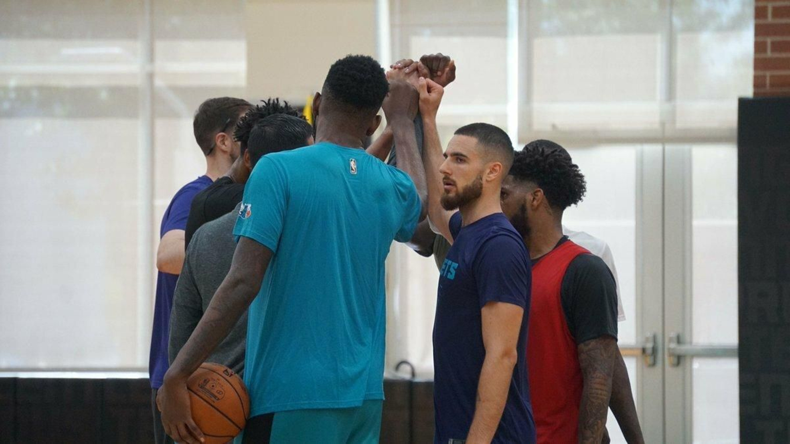 Las fotos de Francis Alonso con Charlotte Hornets