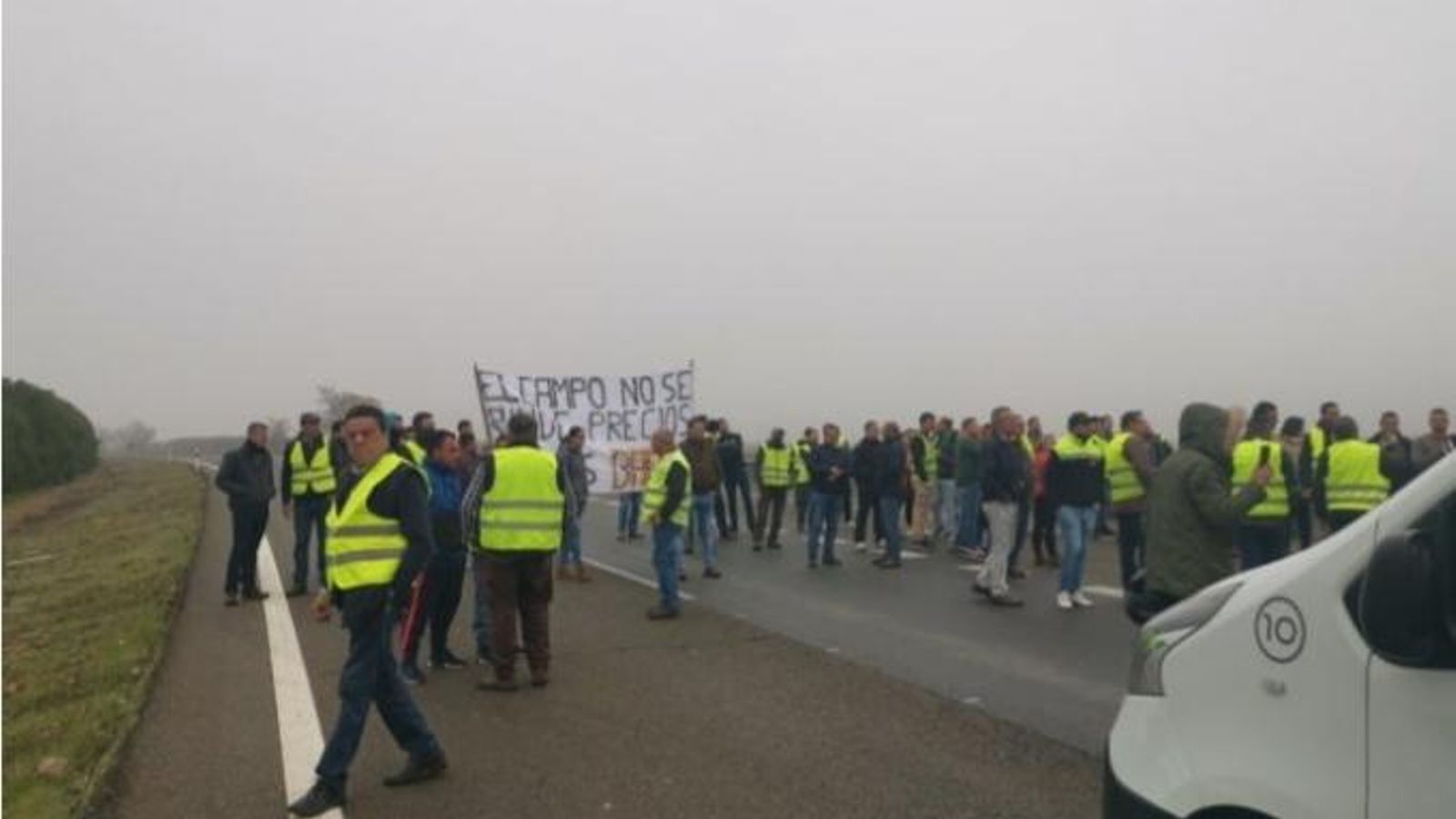 Un momento de la protesta en la A-4.