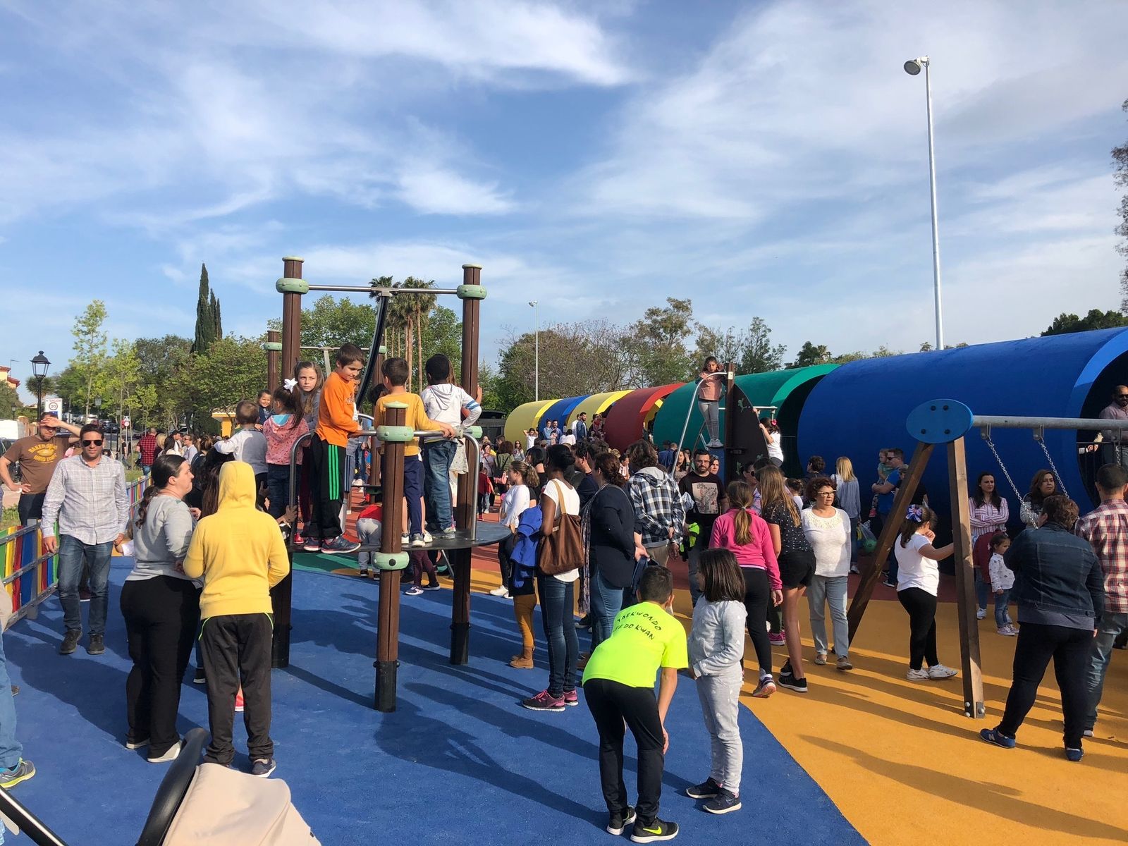 Los niños juegan en los nuevos aparatos instalados en el Parque del Tren, ayer por la tarde.