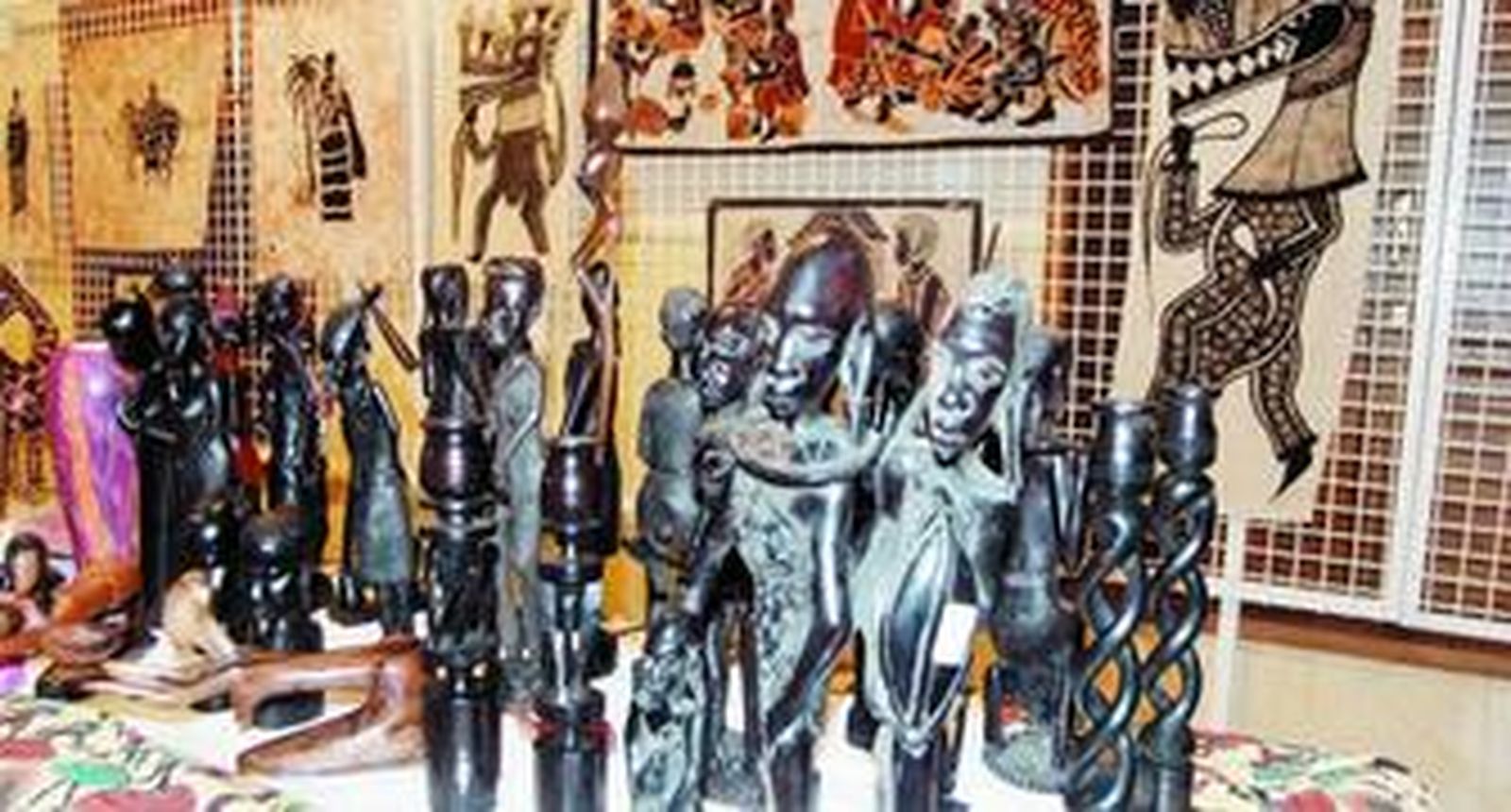 Figuras realizadas en ébano y telas pintadas con tintes se pueden encontrar en el Faro de Roquetas de Mar.