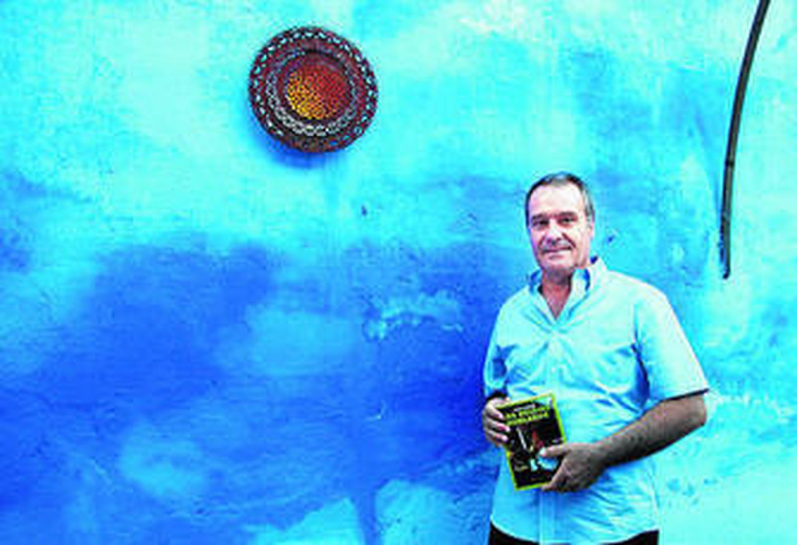 El poeta Pedro Sevilla, con un anterior libro suyo.