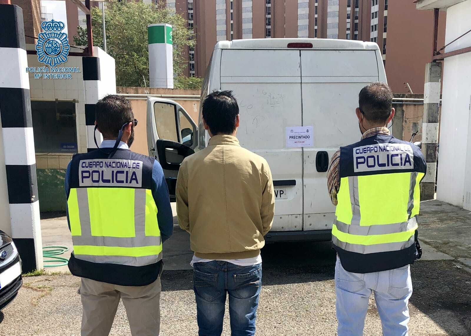 El detenido, con la furgoneta que conducía.