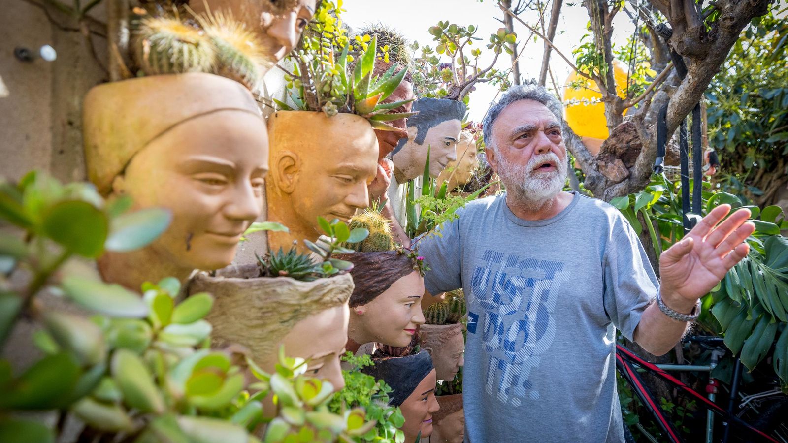 Julio Malvido, junto a algunos de sus bustos cuyos modelos son sus vecinos de Rota
