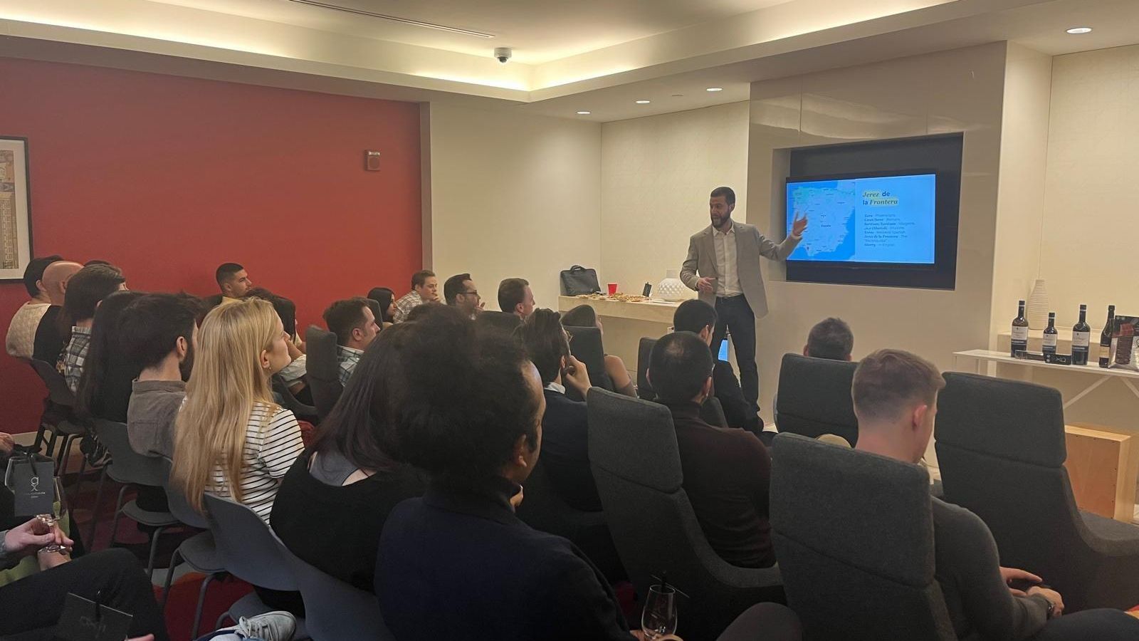 Un momento de la presentación de la cata, con la ubicación y descripción de Jerez.