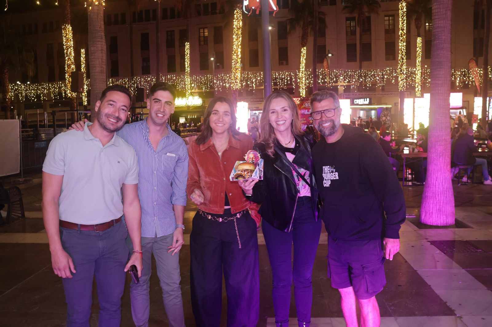 Miembros del Ayuntamiento de El Ejido visitan el evento 'The Burger Cup' en la Plaza Mayor.