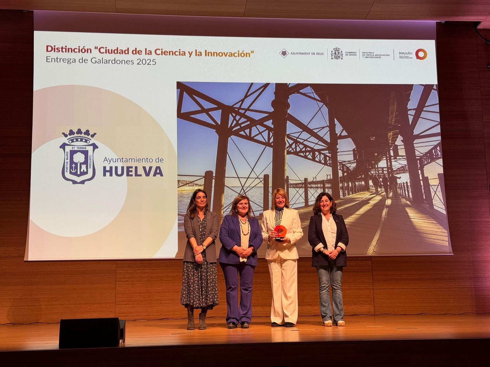 Pilar Miranda, alcaldesa de Huelva, recoge la distinción de Ciudad de la Ciencia y la Innovación.