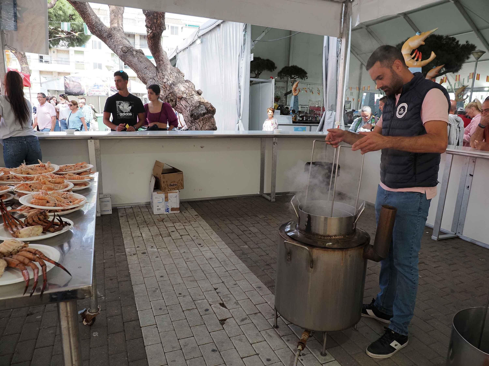 El espectacular ambiente de la Feria de la Gamba de Punta Umbría, en imágenes